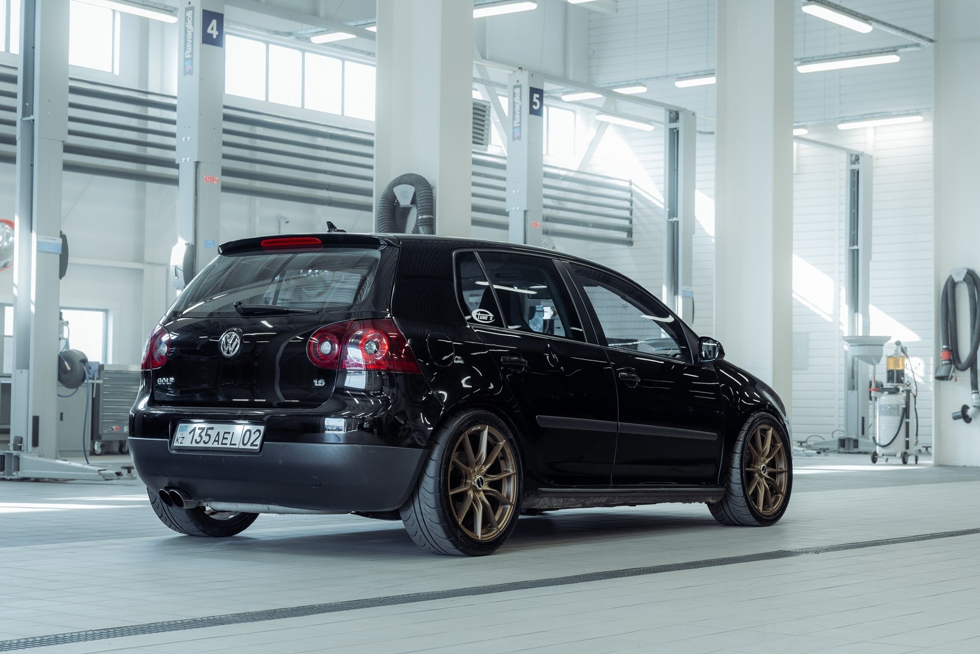 VOLKSWAGEN GOLF 5TH GEN-002-FF 011