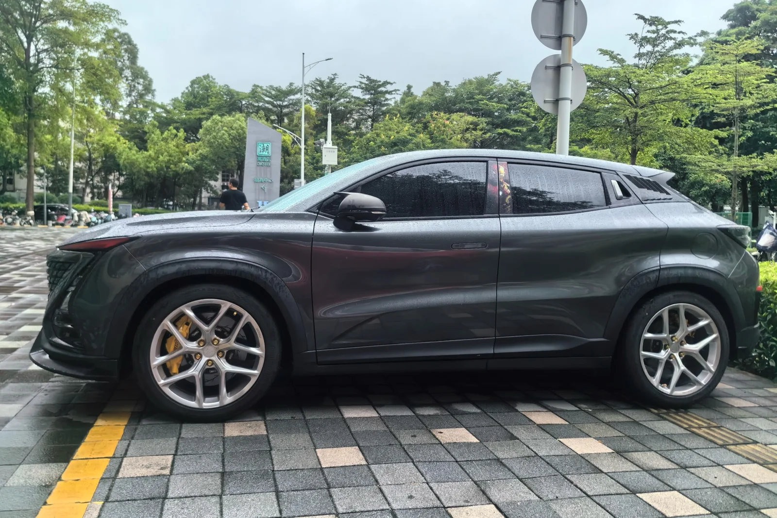 灰色长安UNIT搭载MAKSTTON FG FK07RL 20寸轮毂实拍图