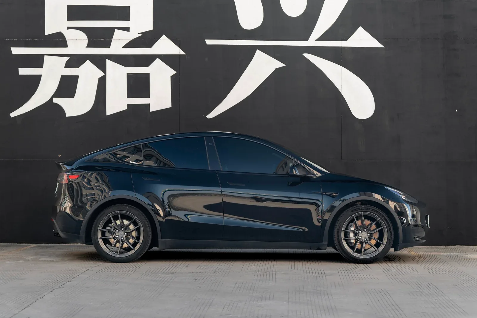 特斯拉ModelY改装MAKSTTON FG 71320寸轮毂实拍图