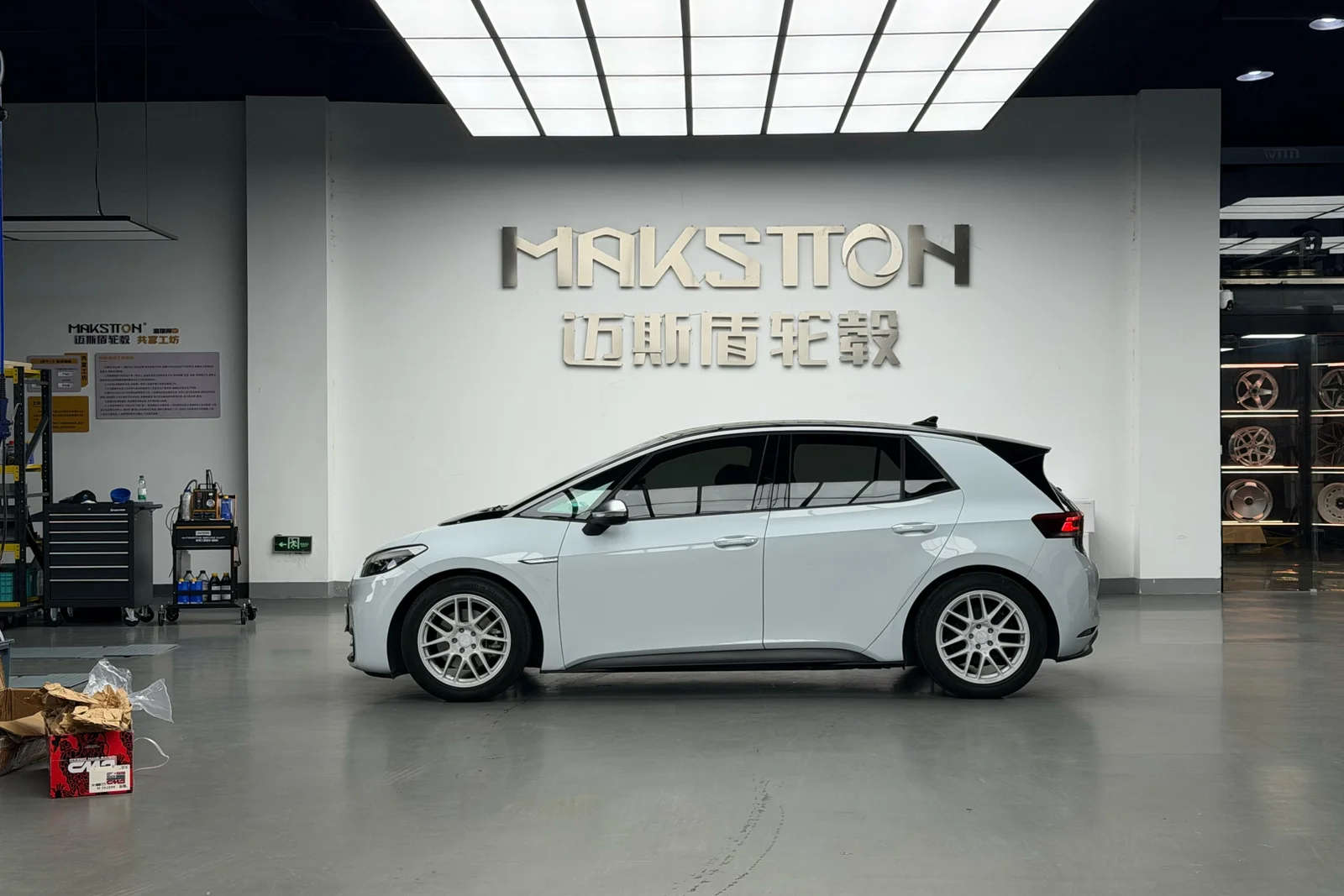 白色大众ID3搭载MAKSTTON MST CK70 18寸轮毂实拍图