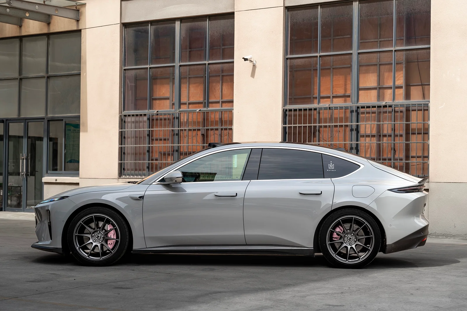 蔚来ET5搭载MAKSTTON FG 007 20寸轮毂实拍图