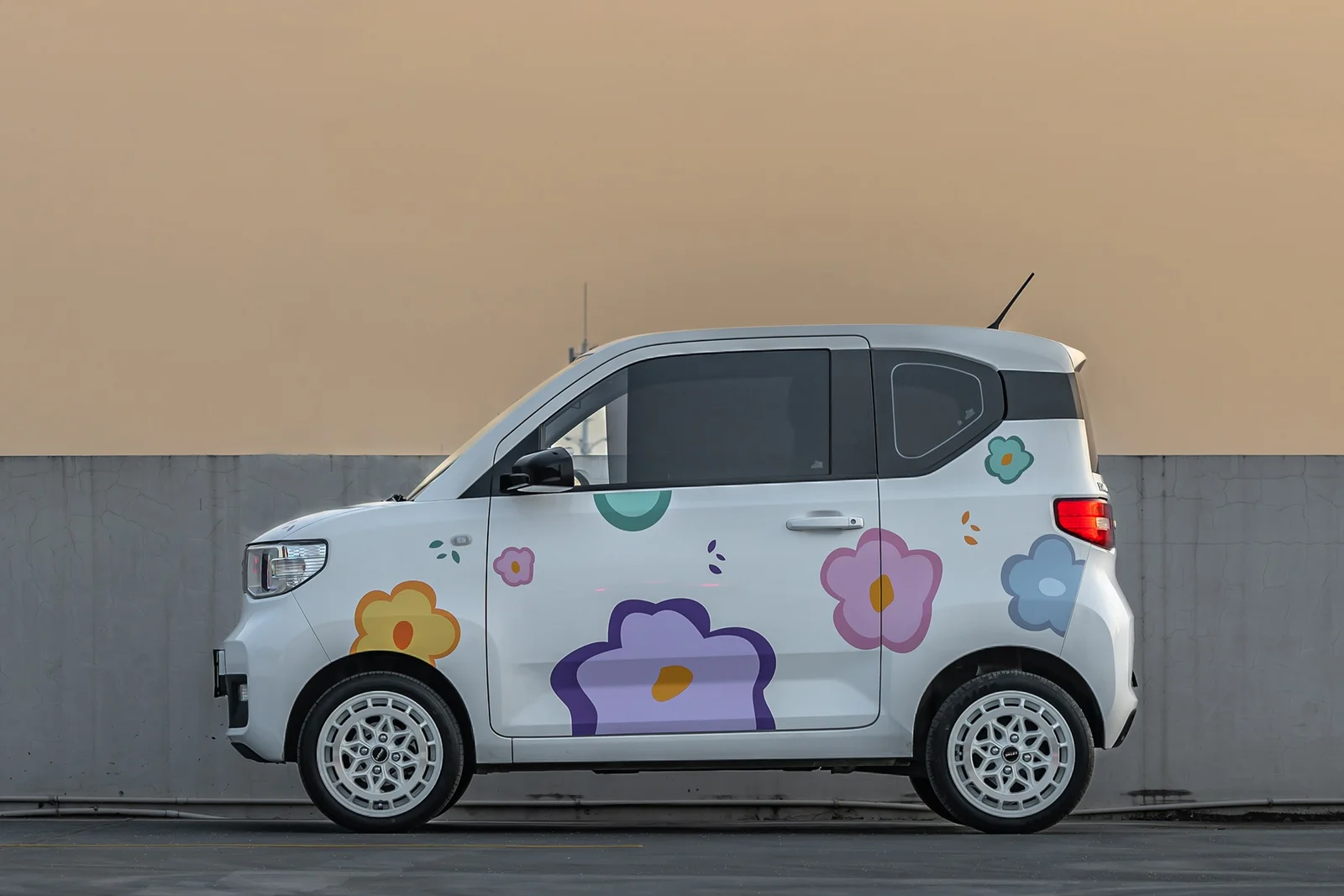 五菱宏光Mini EV搭载MAKSTTON GOT MINI00 14寸轮毂实拍图