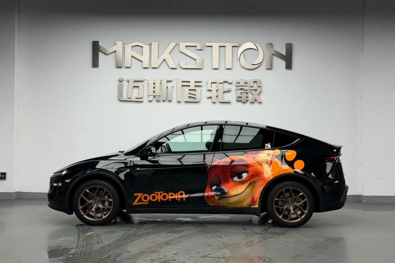 特斯拉ModelY搭载MAKSTTON FG FK07R 19寸轮毂实拍图