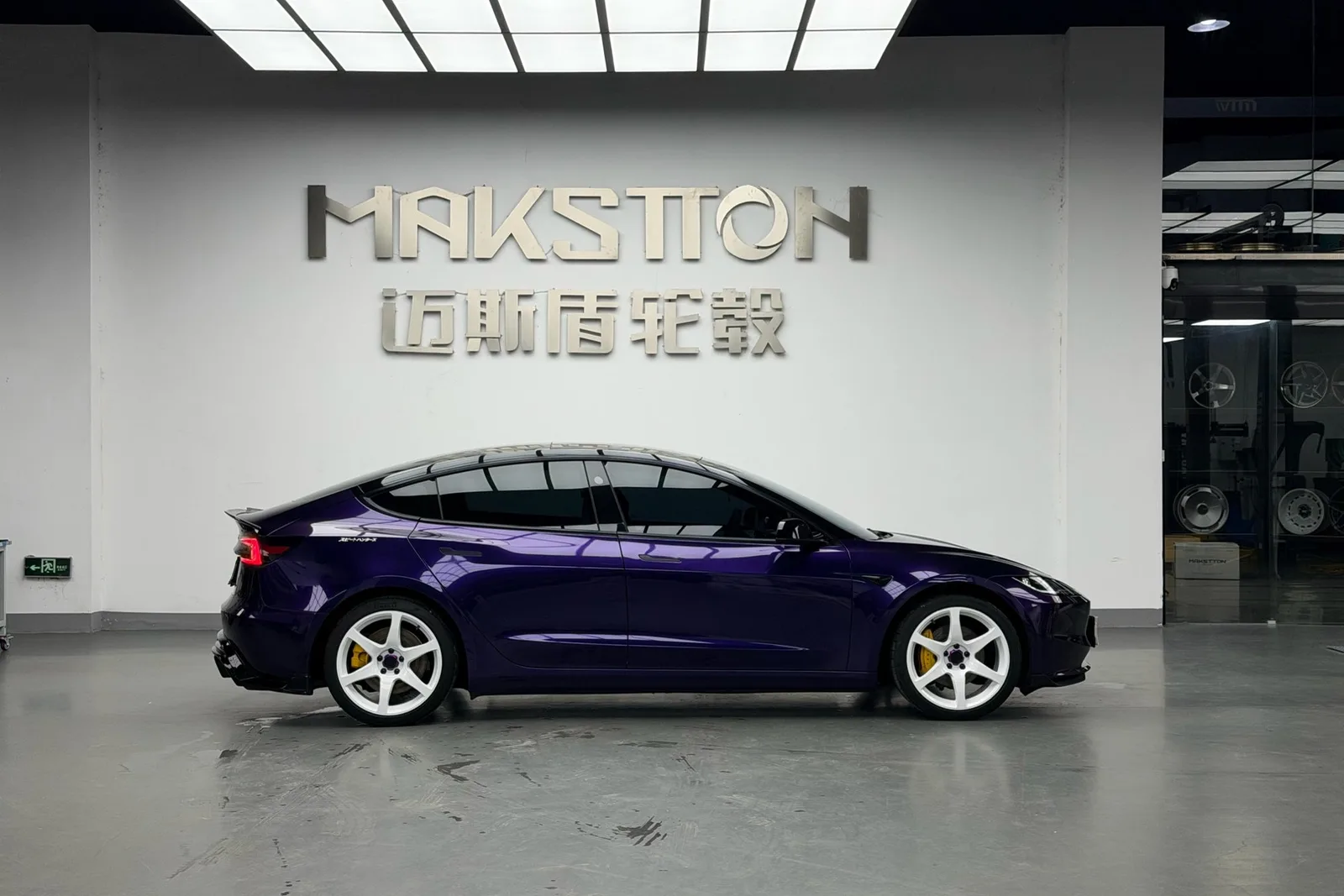 特斯拉Model3搭载MAKSTTON FF MR6 19寸轮毂实拍图