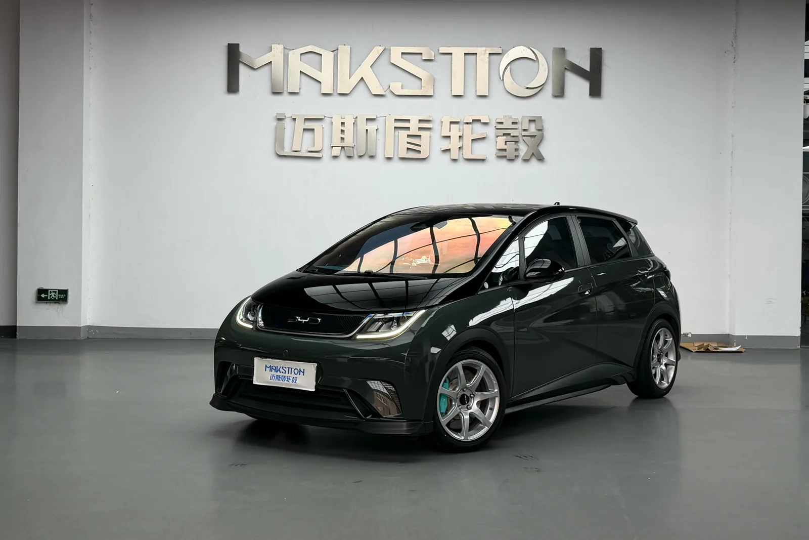 绿色比亚迪海豚搭载MAKSTTON FF MR7 17寸轮毂实拍图，第3张