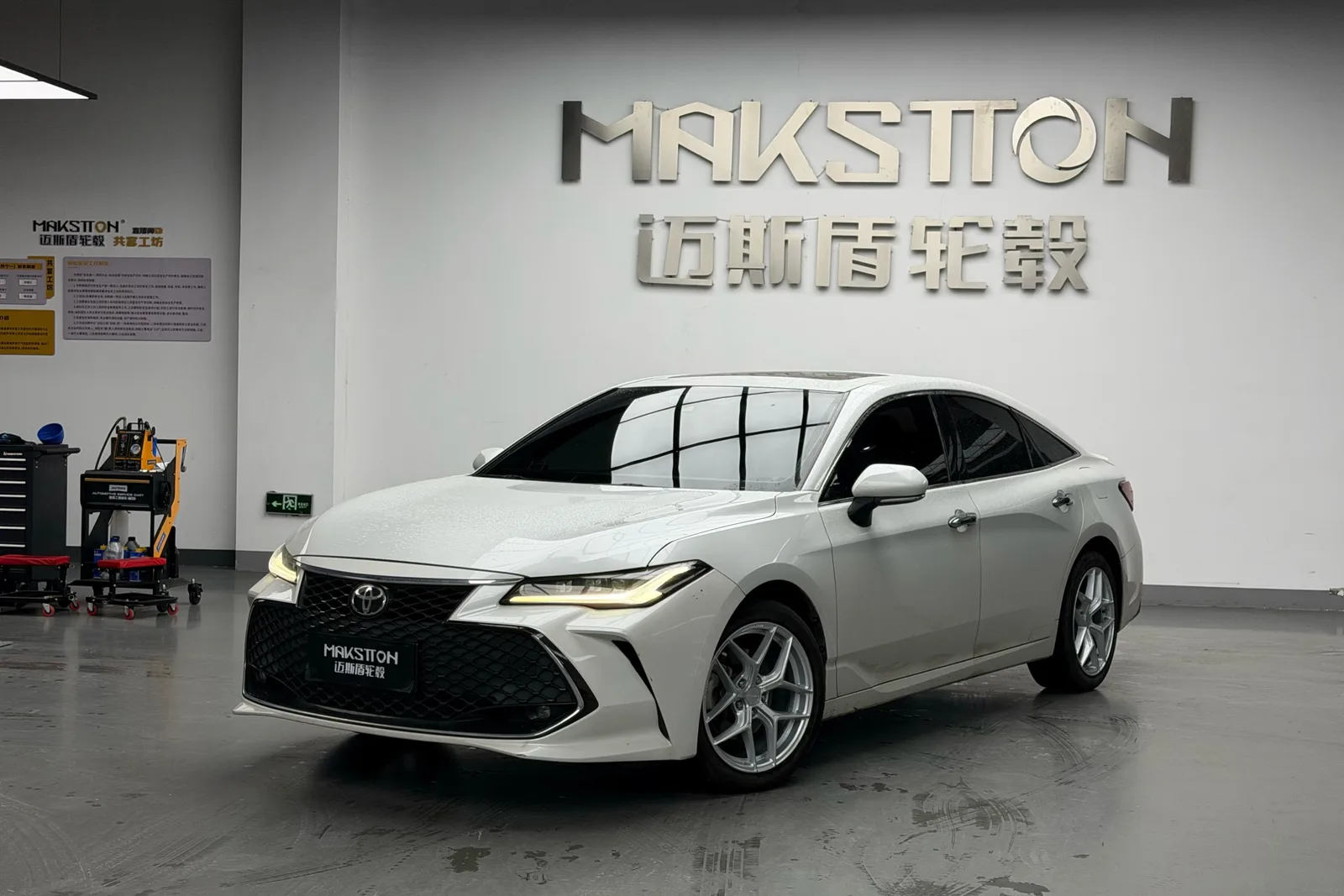白色丰田亚洲龙搭载MAKSTTON FF FK07 18寸轮毂实拍图，第2张