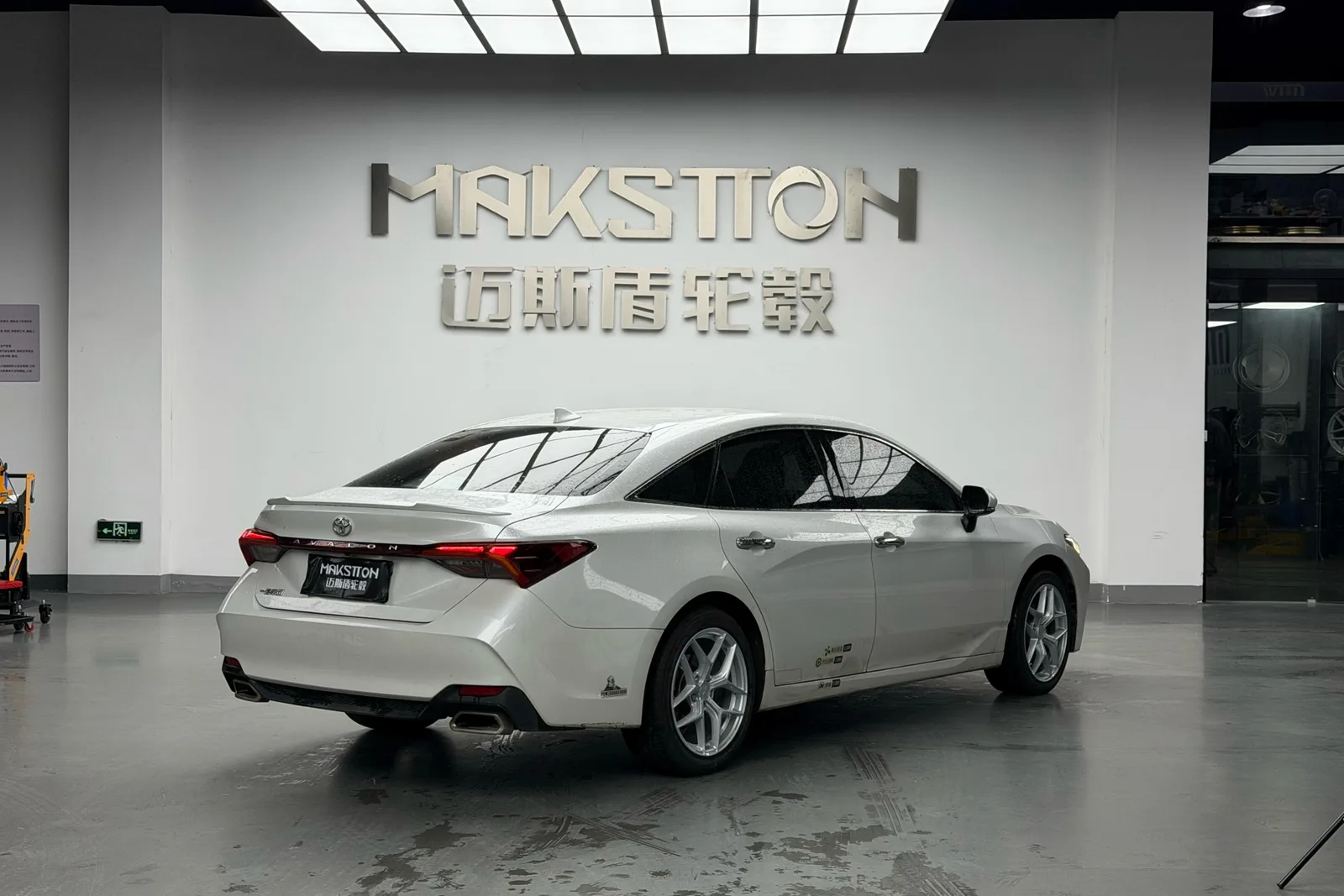 白色丰田亚洲龙搭载MAKSTTON FF FK07 18寸轮毂实拍图，第4张