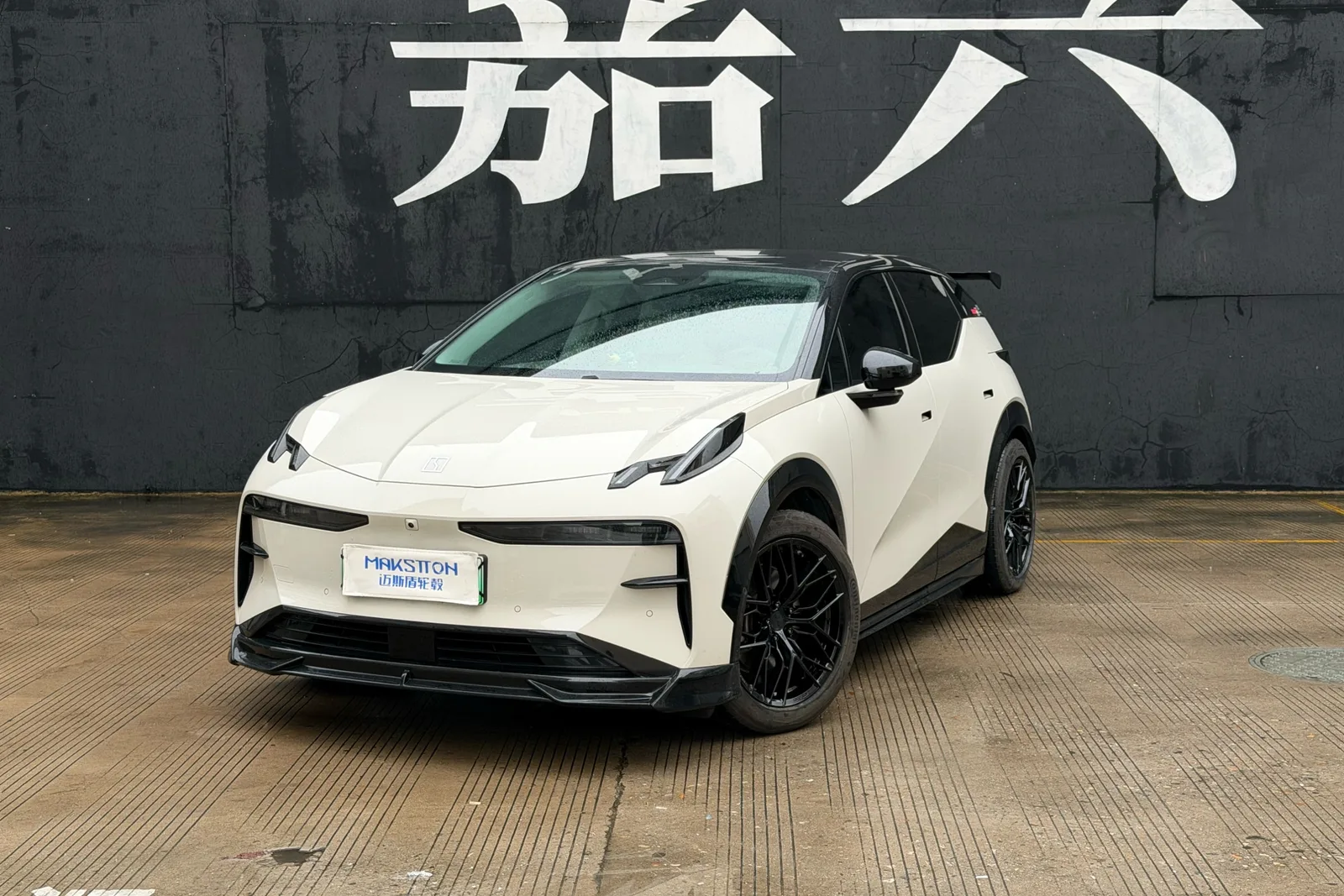 白色极氪7X搭载MAKSTTON FF FK08 19寸轮毂实拍图，第2张