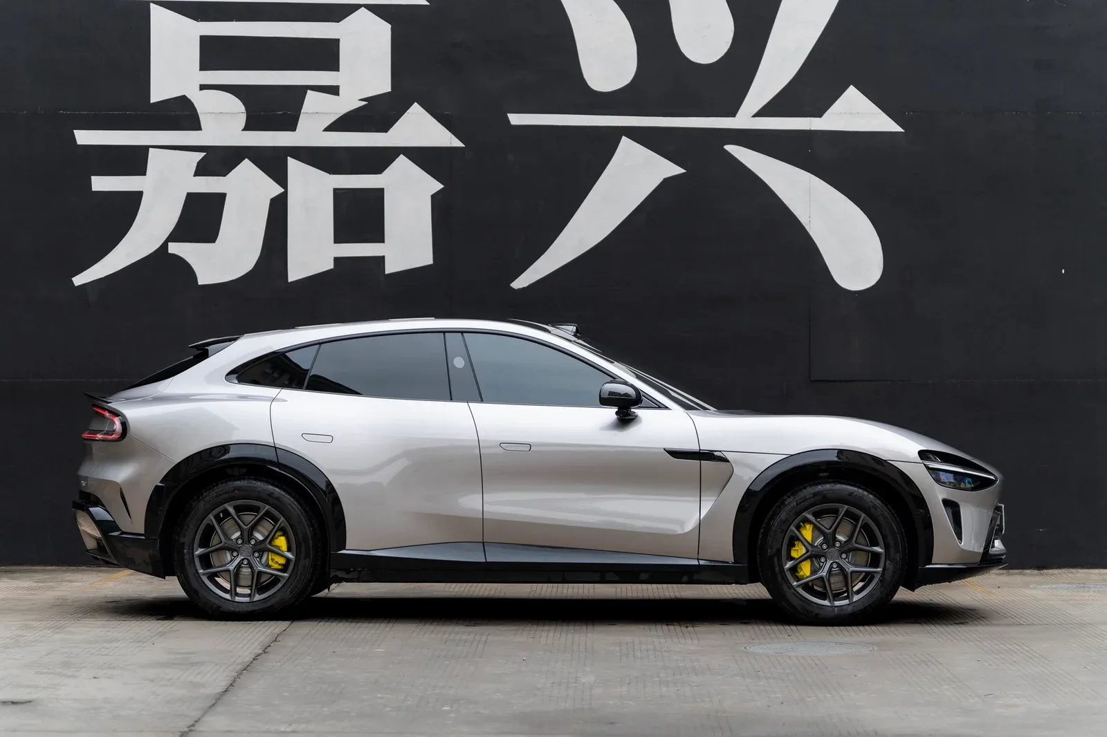 小米YU7改装MAKSTTON FG FK07R19寸轮毂实拍图