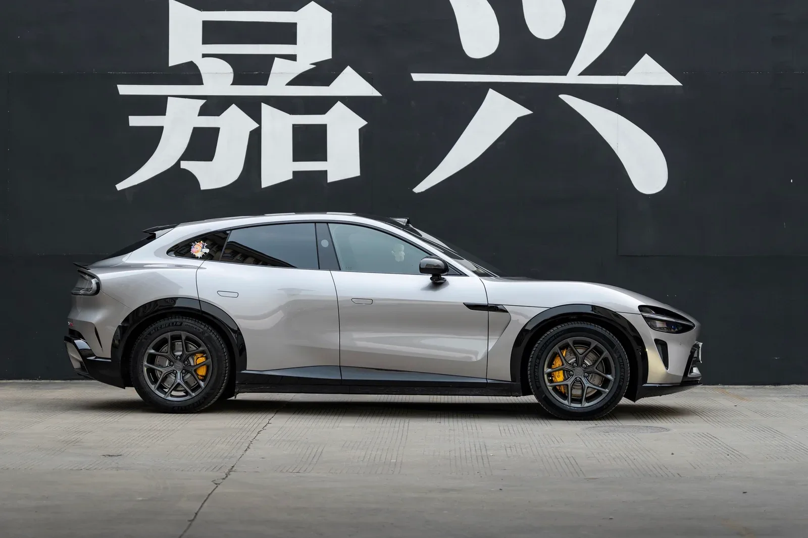 小米YU7改装MAKSTTON FG FK07R19寸轮毂实拍图