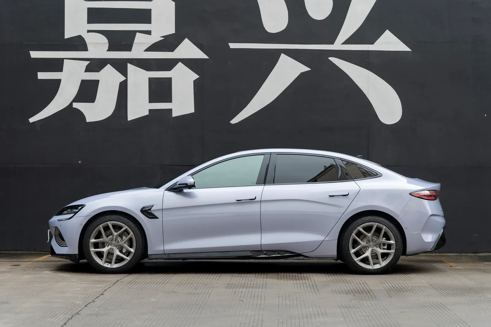 比亚迪海豹EV搭载MAKSTTON FG FK07R 19寸轮毂实拍图