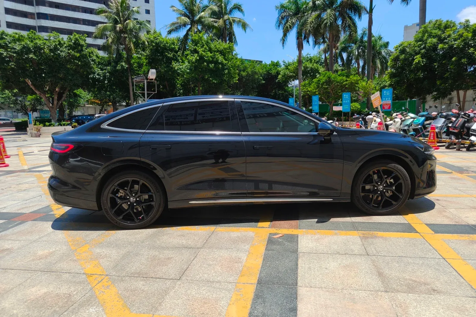 宝骏享境PHEV搭载MAKSTTON FG FK07RL 19寸轮毂实拍图