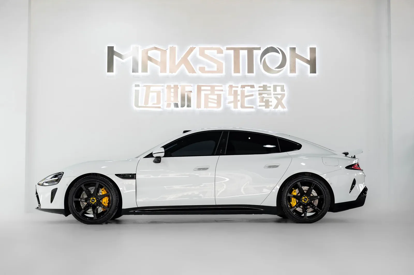 小米SU7改装MAKSTTON FG MR720寸轮毂实拍图