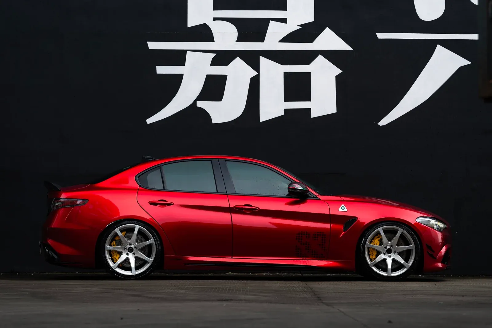 阿尔法罗密欧朱丽叶搭载MAKSTTON FG MR7 20寸轮毂实拍图