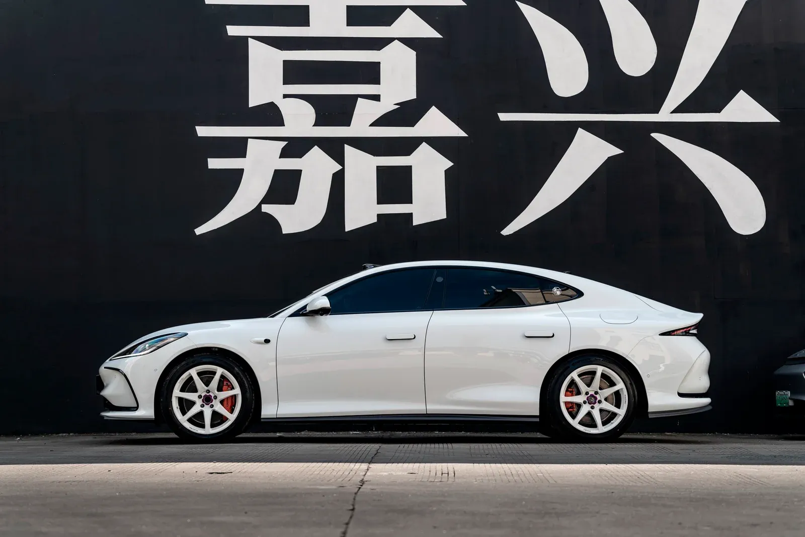 智己L6搭载MAKSTTON FG MR7 19寸轮毂实拍图
