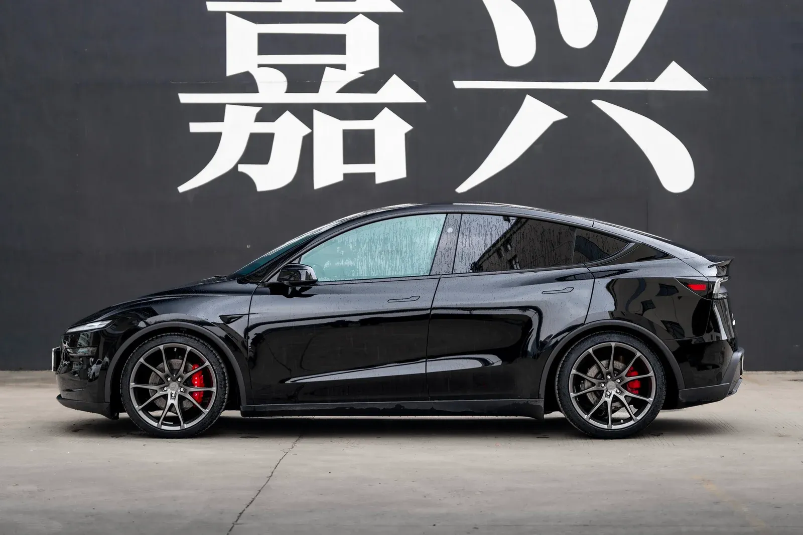 特斯拉ModelY焕新版改装MAKSTTON FG FR921寸轮毂实拍图