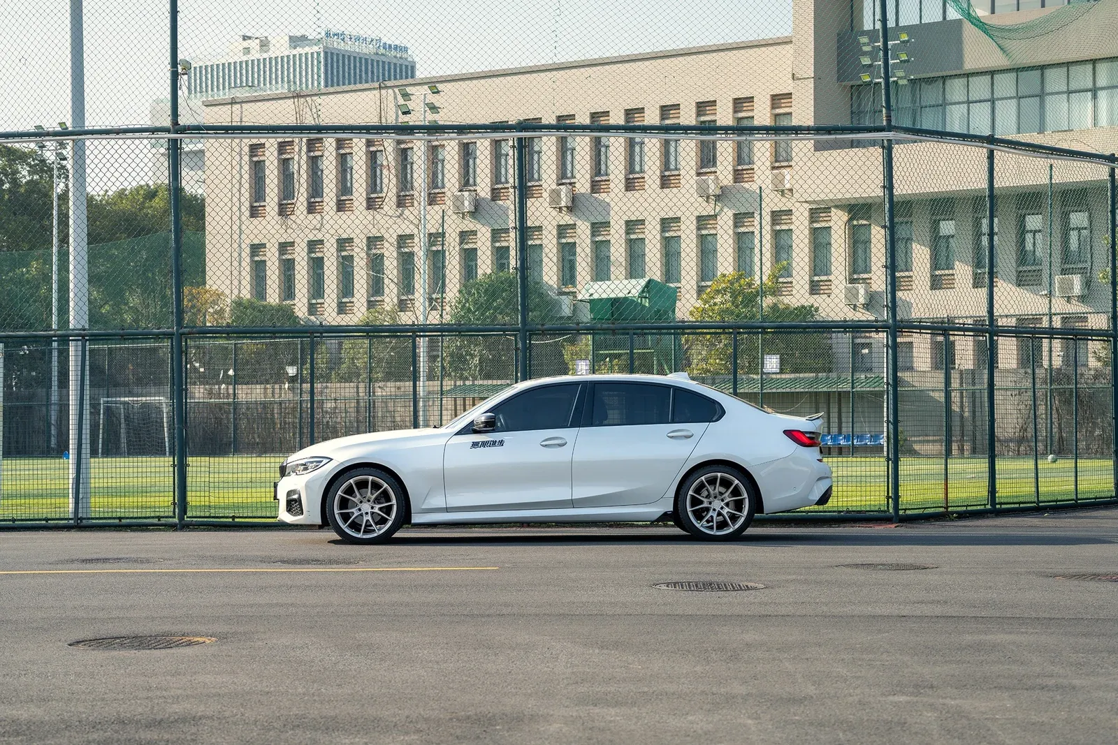 宝马325Li搭载MAKSTTON FG FR9 19寸轮毂实拍图