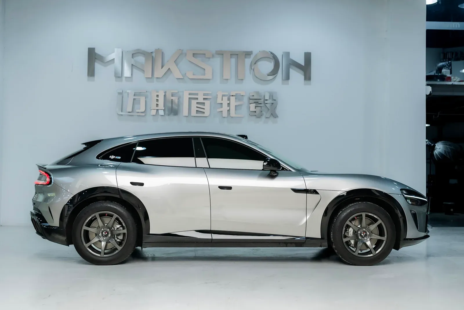小米YU7搭载MAKSTTON FG MR7 MONO 19寸轮毂实拍图