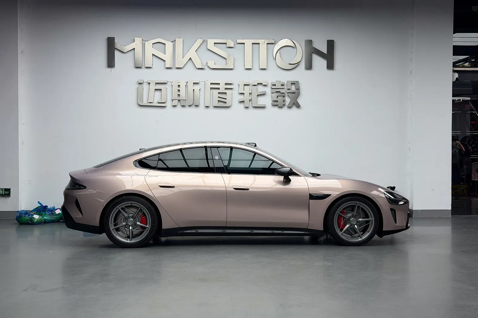 小米SU7搭载MAKSTTON FG LURK5 20寸轮毂实拍图