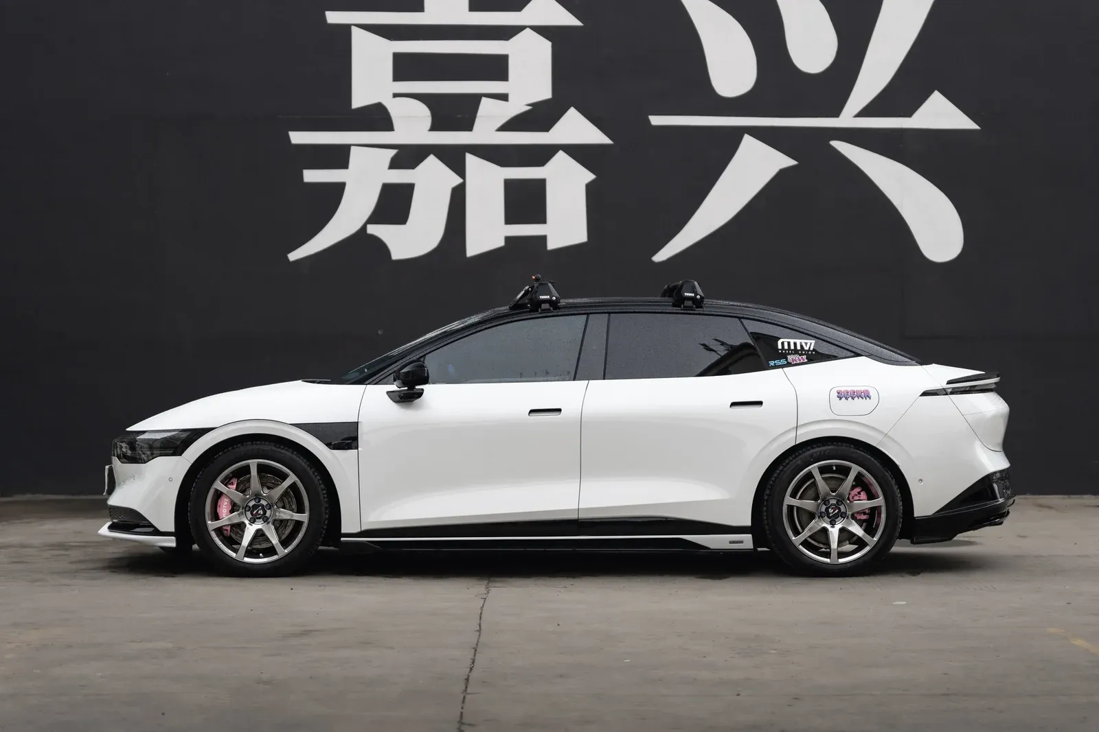 极氪007搭载MAKSTTON FG MR7 MONO 19寸轮毂实拍图