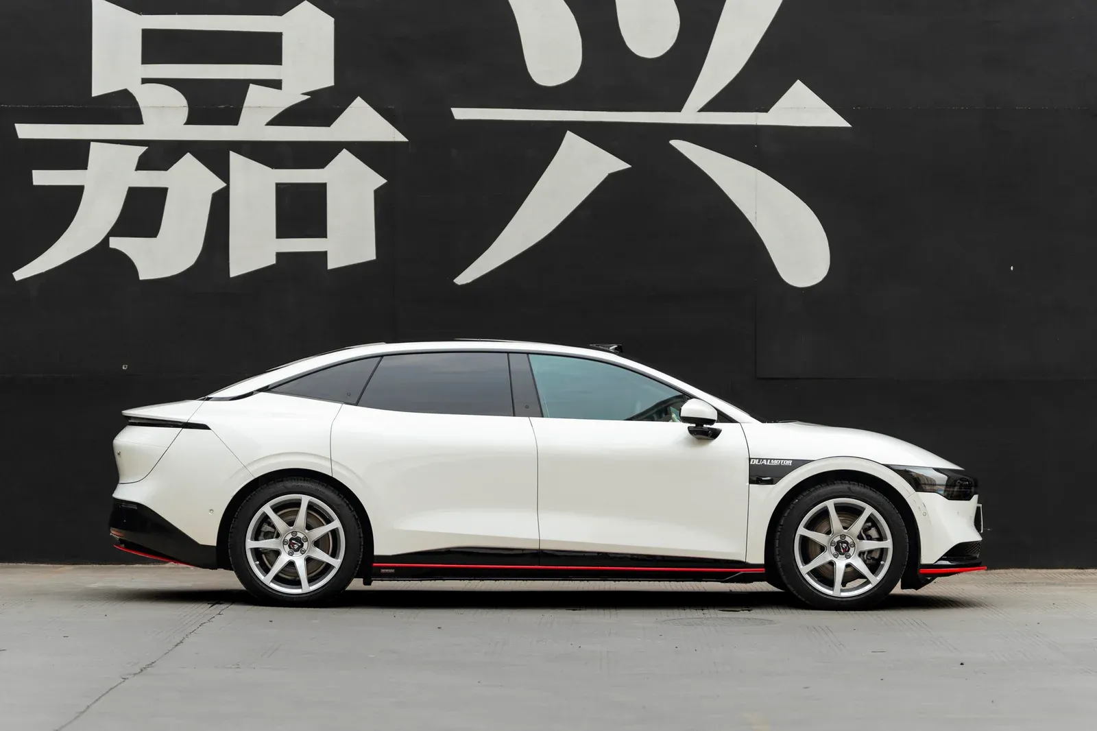 极氪007搭载MAKSTTON FG MR7 MONO 19寸轮毂实拍图