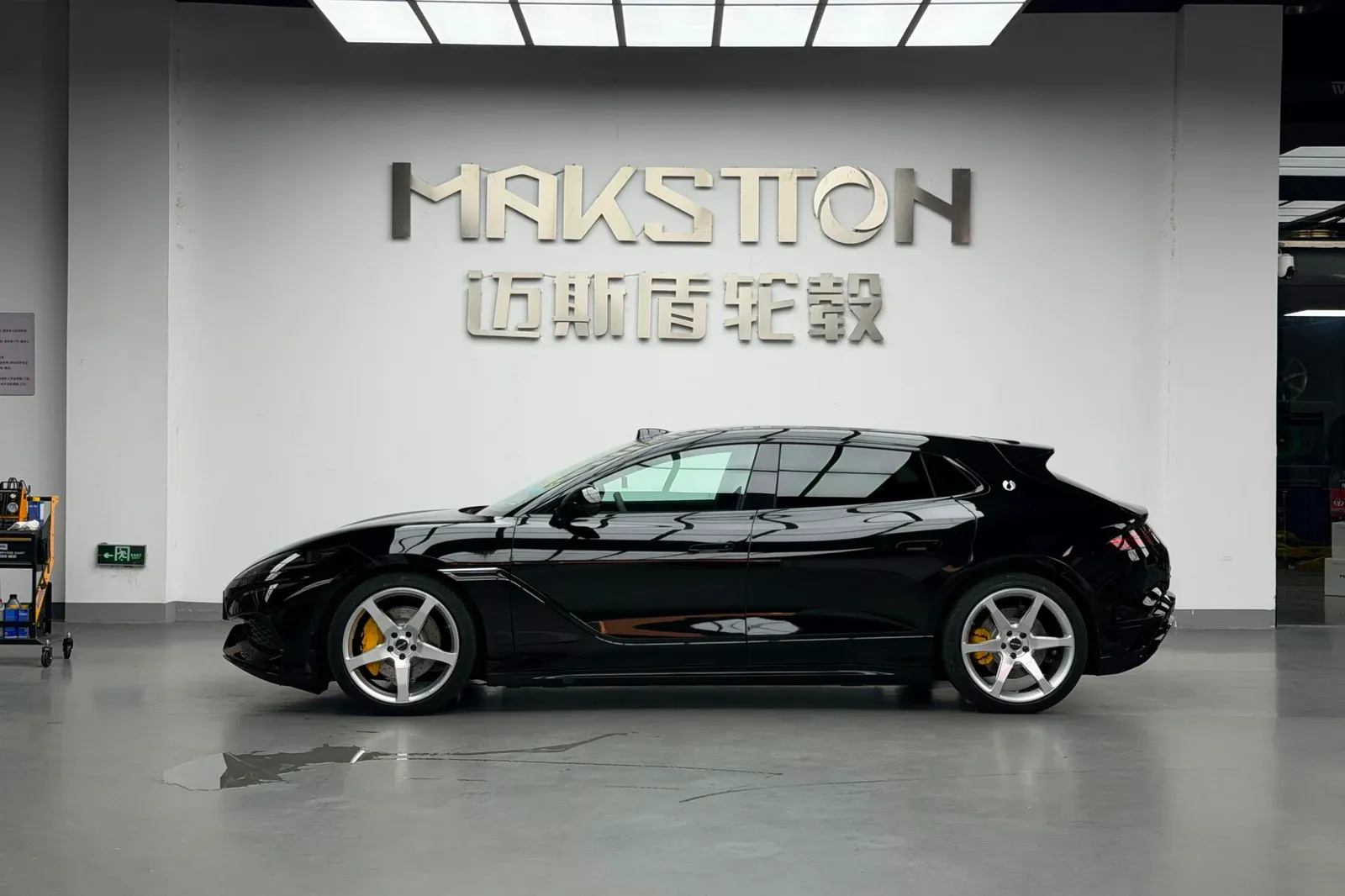 腾势Z9GT改装前MAKSTTON FG MR5 / 后MAKSTTON FG MR621寸轮毂实拍图