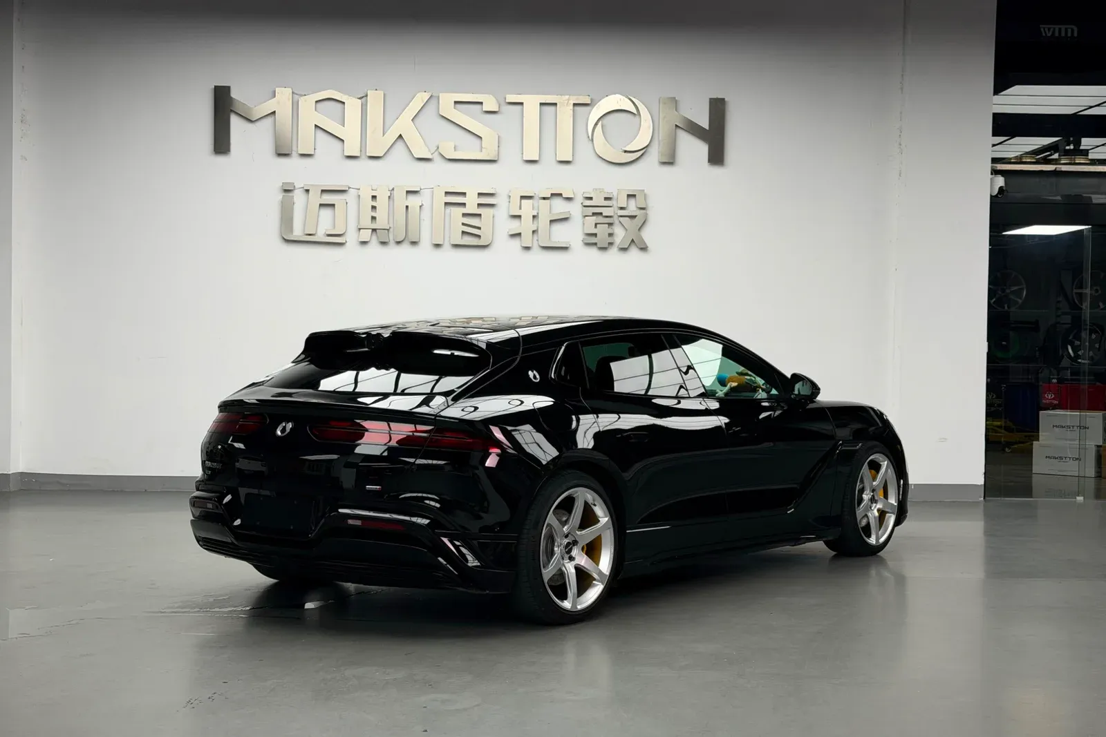 腾势Z9GT改装前MAKSTTON FG MR5 / 后MAKSTTON FG MR621寸轮毂实拍图（第4张）