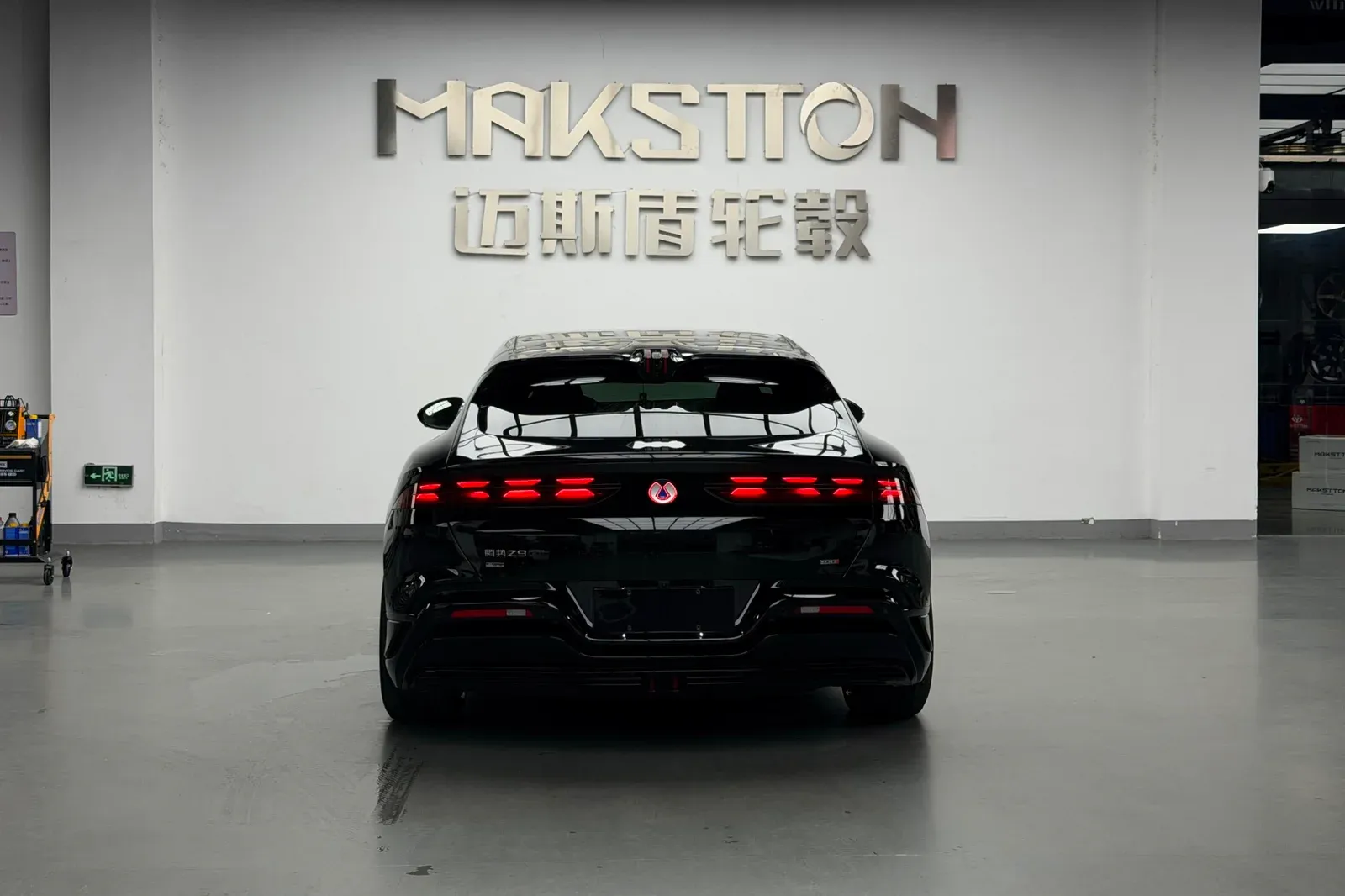 腾势Z9GT改装前MAKSTTON FG MR5 / 后MAKSTTON FG MR621寸轮毂实拍图（第6张）