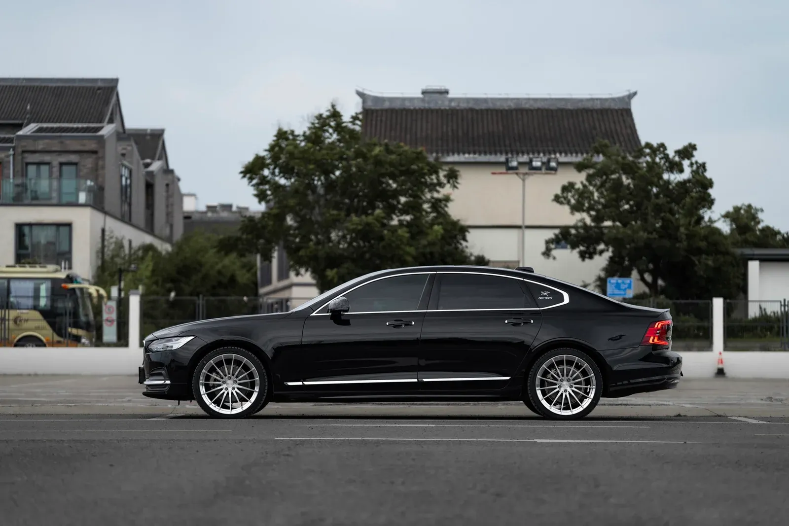 沃尔沃S90搭载MAKSTTON FG ZY01 20寸轮毂实拍图