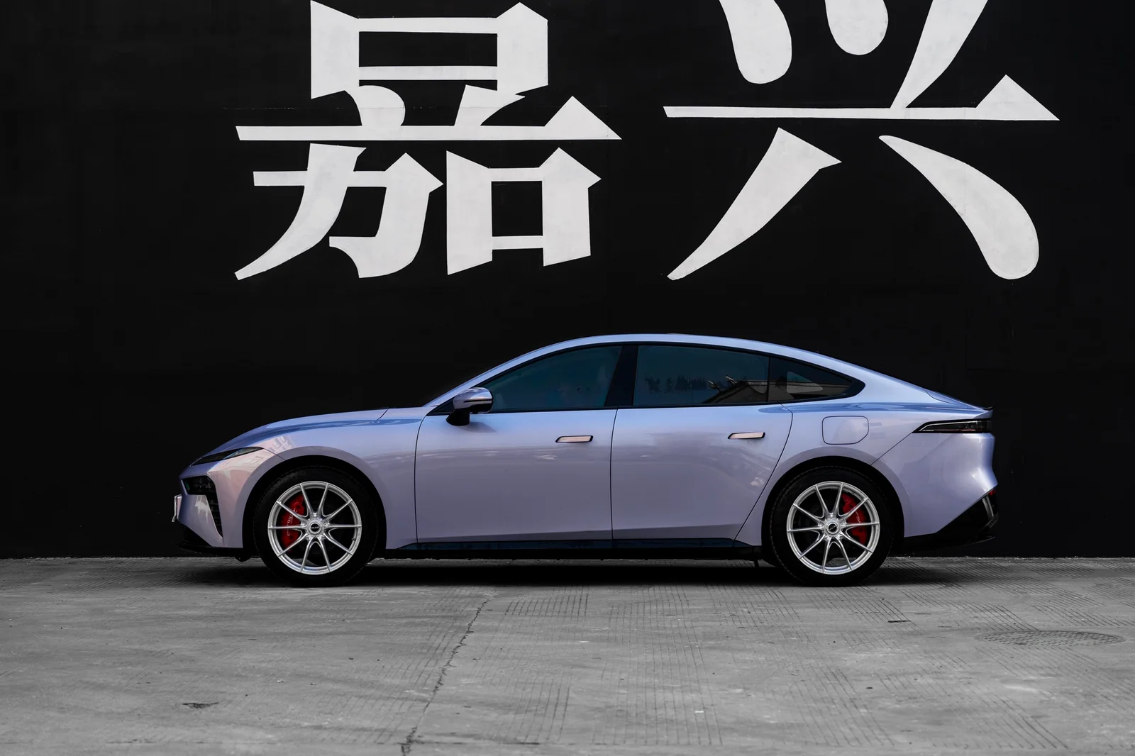 东风奕派007搭载MAKSTTON FF 011 19寸轮毂实拍图