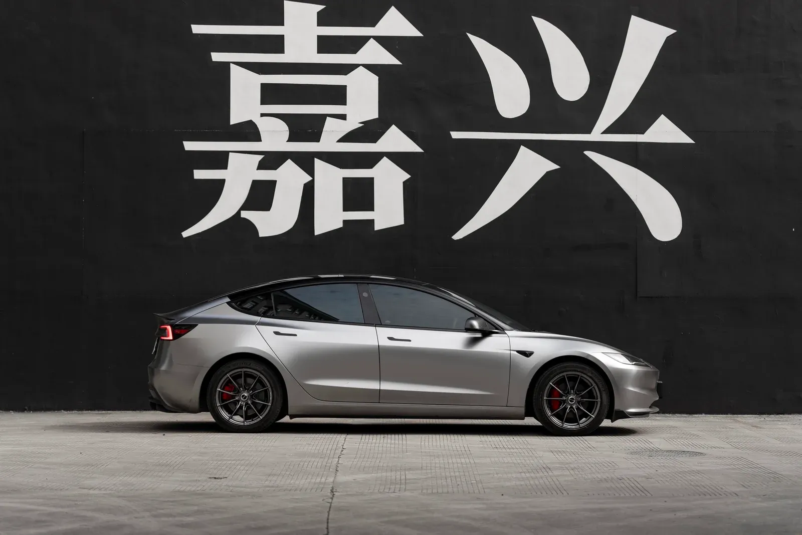 特斯拉Model3焕新版改装MAKSTTON FF 01118寸轮毂实拍图