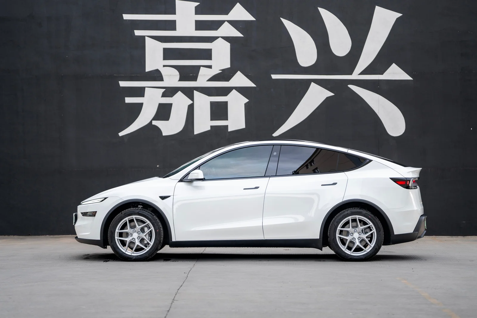 特斯拉ModelY焕新版改装MAKSTTON FF FK0719寸轮毂实拍图