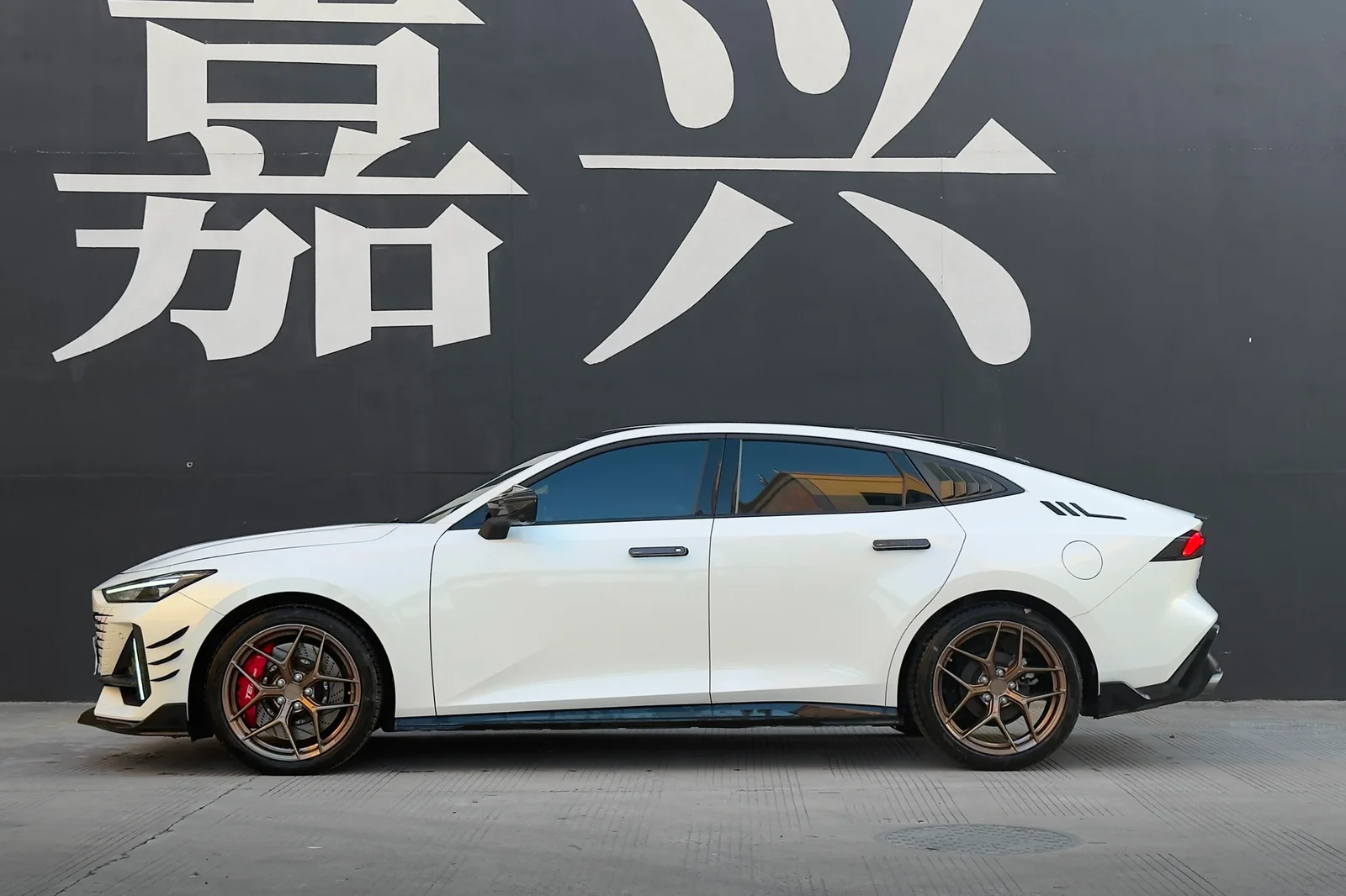 长安UNIV搭载MAKSTTON FF FK07 19寸轮毂实拍图