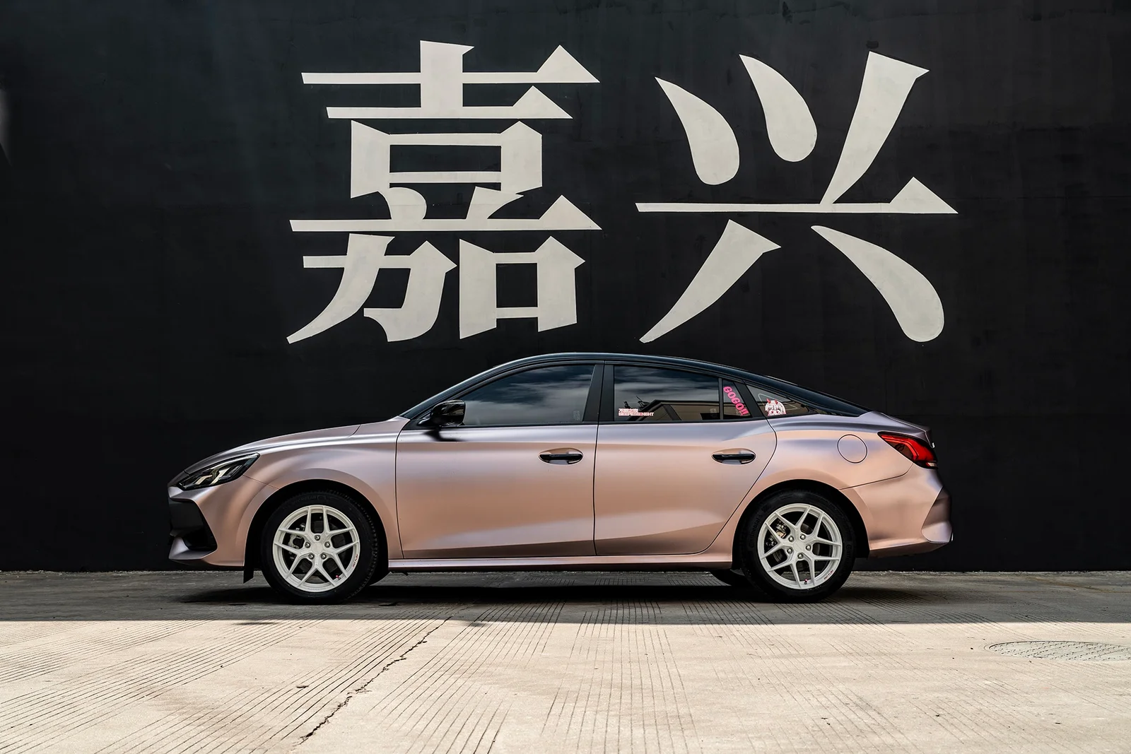 名爵5搭载MAKSTTON FF FK07 17寸轮毂实拍图