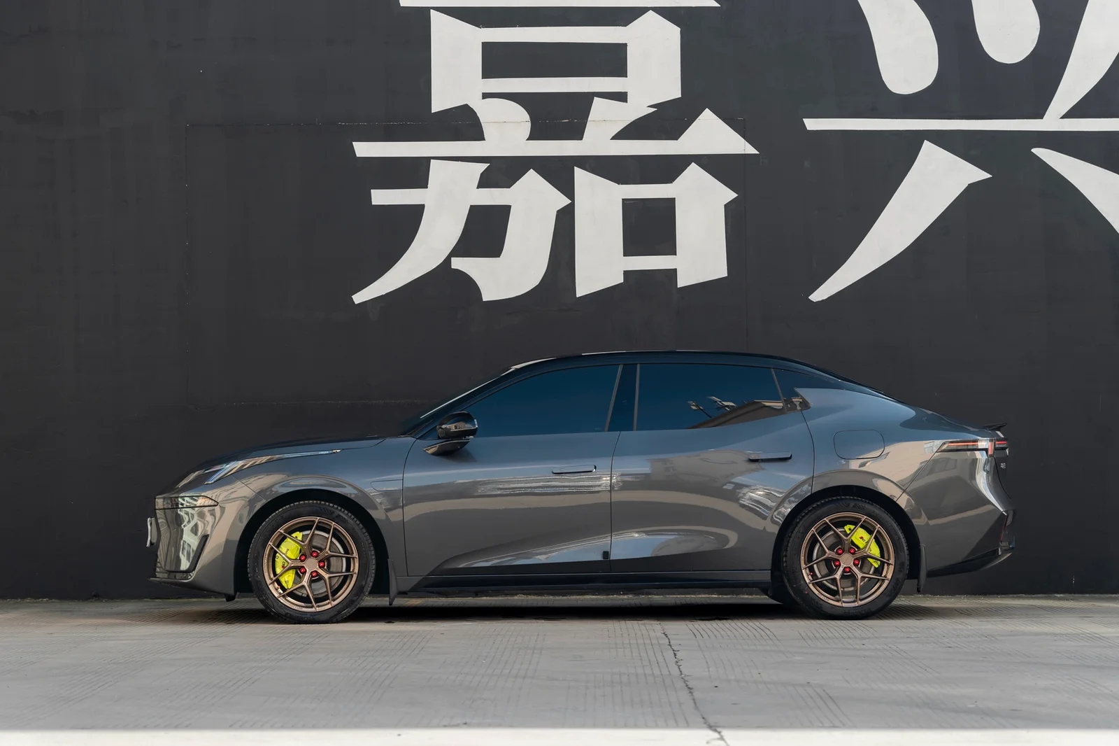 领克07搭载MAKSTTON FF FK07 18寸轮毂实拍图