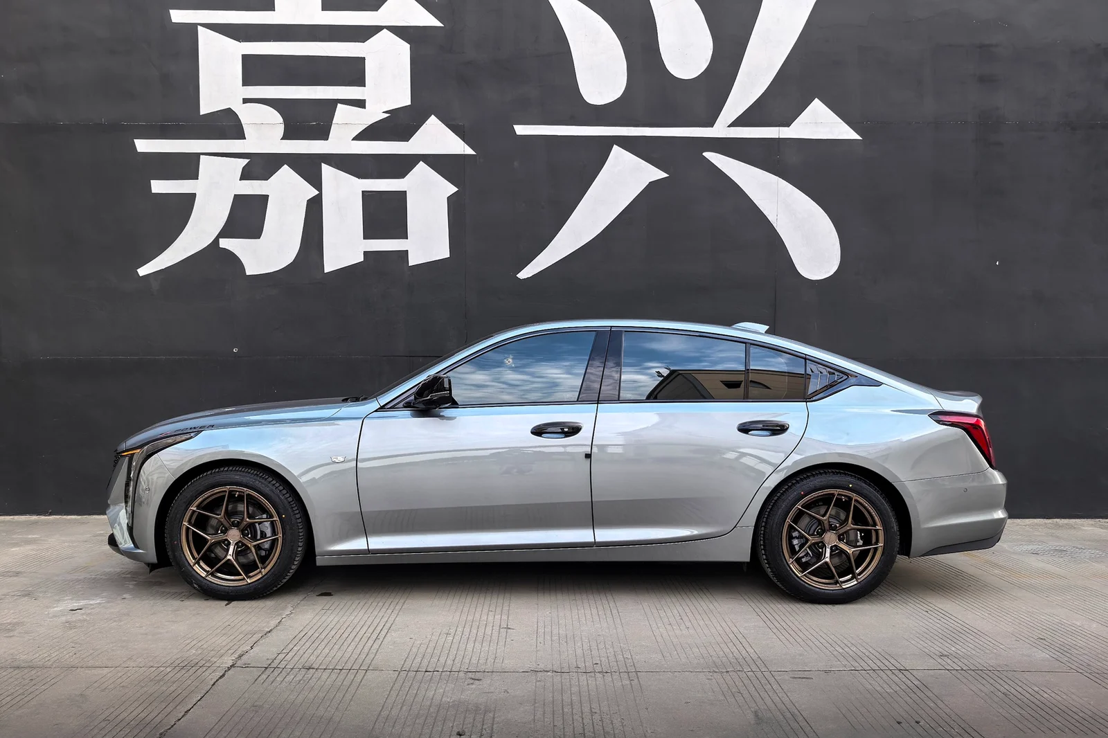 凯迪拉克CT5搭载MAKSTTON FF FK07 18寸轮毂实拍图