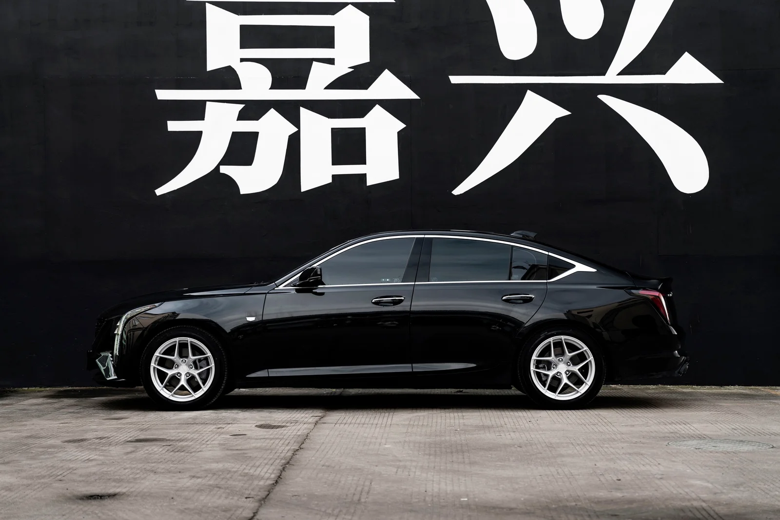 凯迪拉克CT5搭载MAKSTTON FF FK07 18寸轮毂实拍图