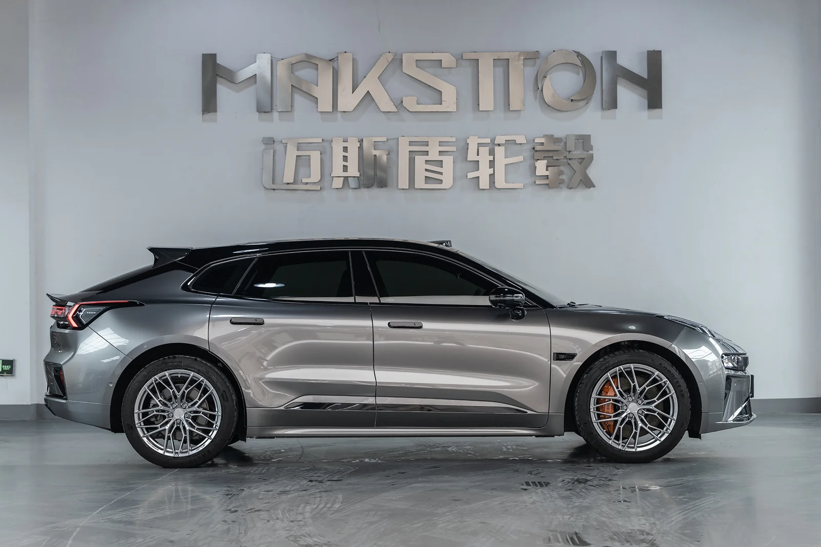 极氪001搭载MAKSTTON FF FK08 21寸轮毂实拍图