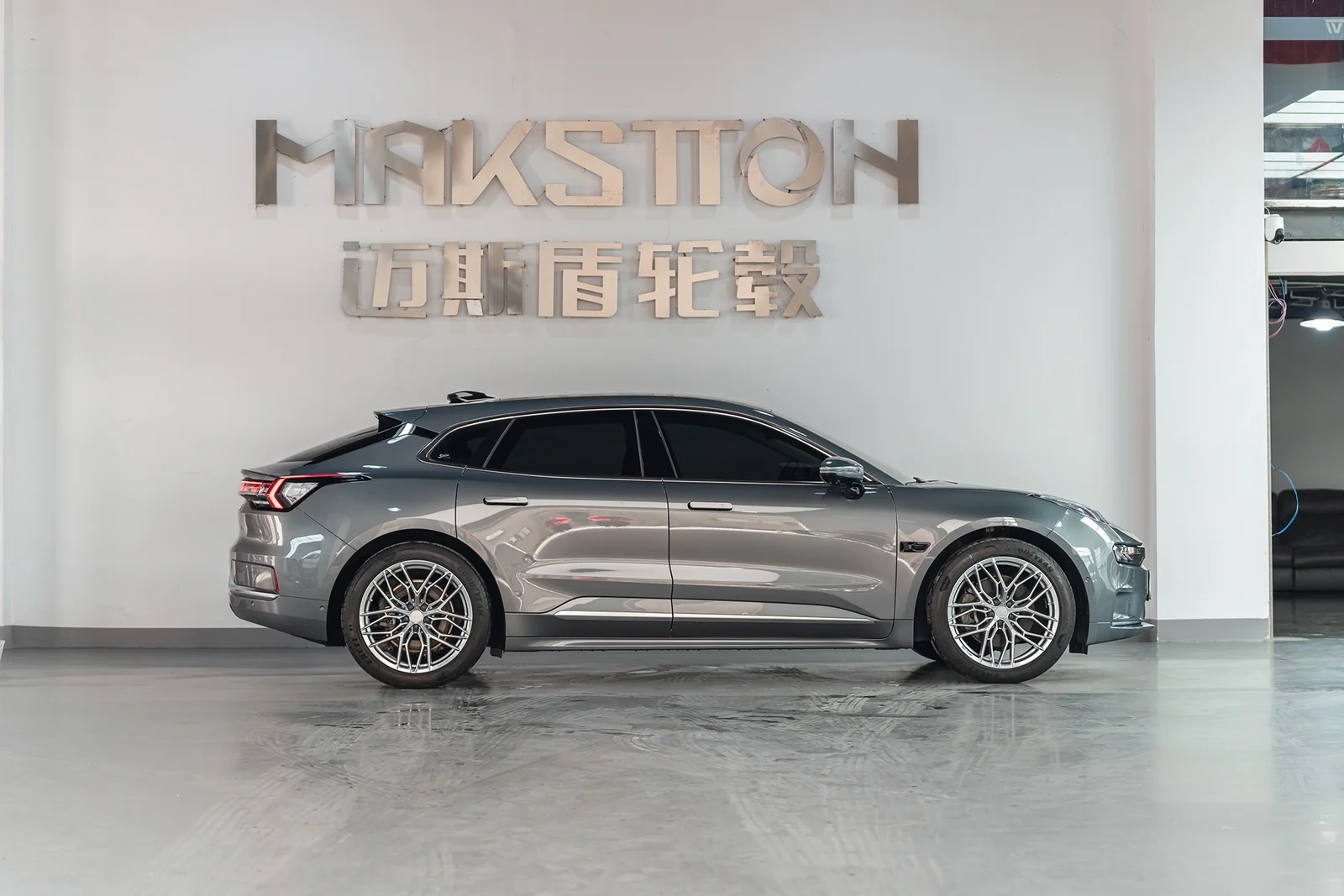 极氪001搭载MAKSTTON FF FK08 21寸轮毂实拍图