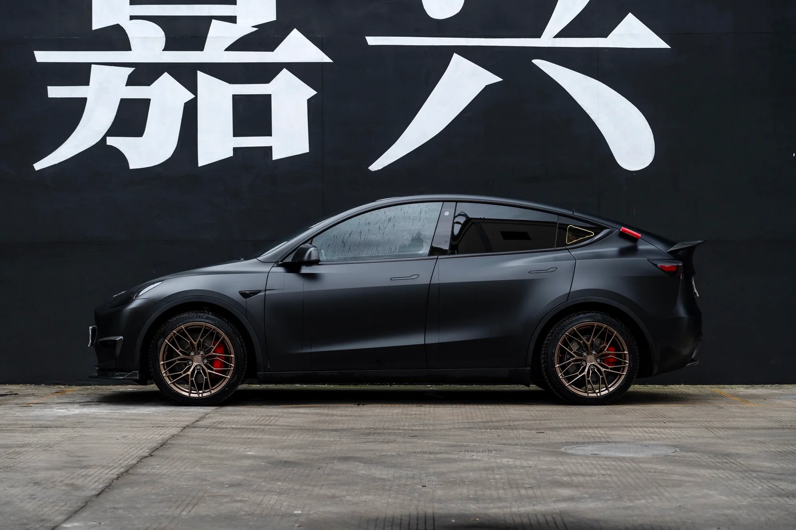 特斯拉ModelY搭载MAKSTTON FF FK08 20寸轮毂实拍图