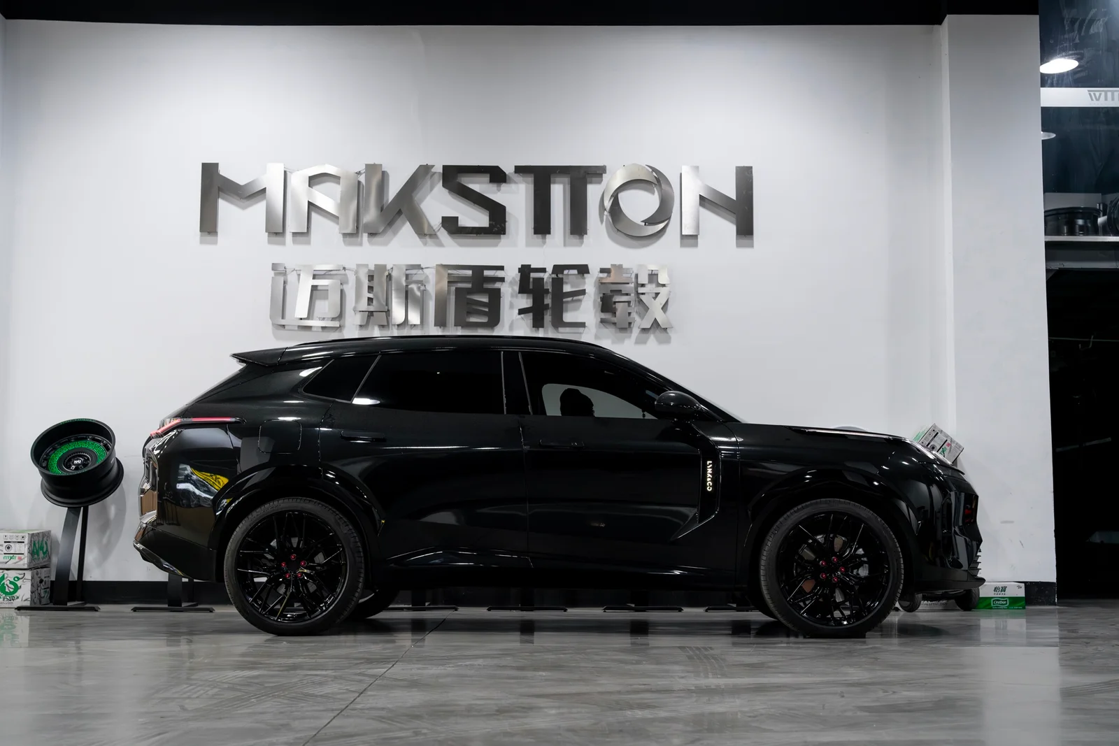 领克08搭载MAKSTTON FF FK08 21寸轮毂实拍图