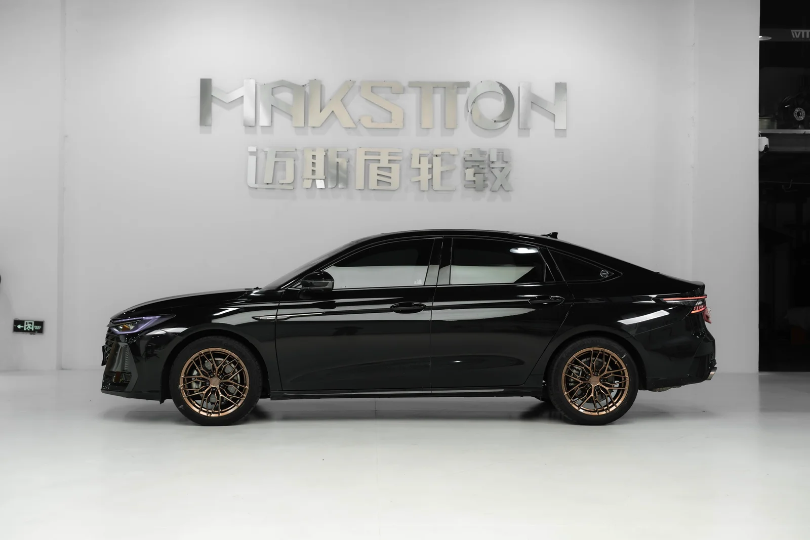 奇瑞艾瑞泽8搭载MAKSTTON FF FK08 18寸轮毂实拍图