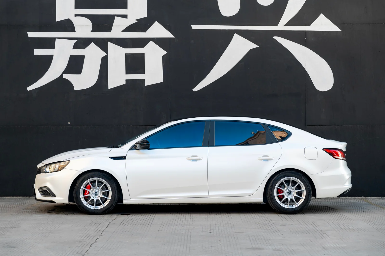 名爵6搭载MAKSTTON FF FK75 16寸轮毂实拍图
