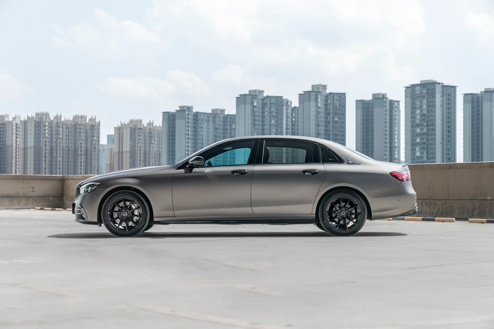 奔驰E300L搭载MAKSTTON FF FK75 18寸轮毂实拍图