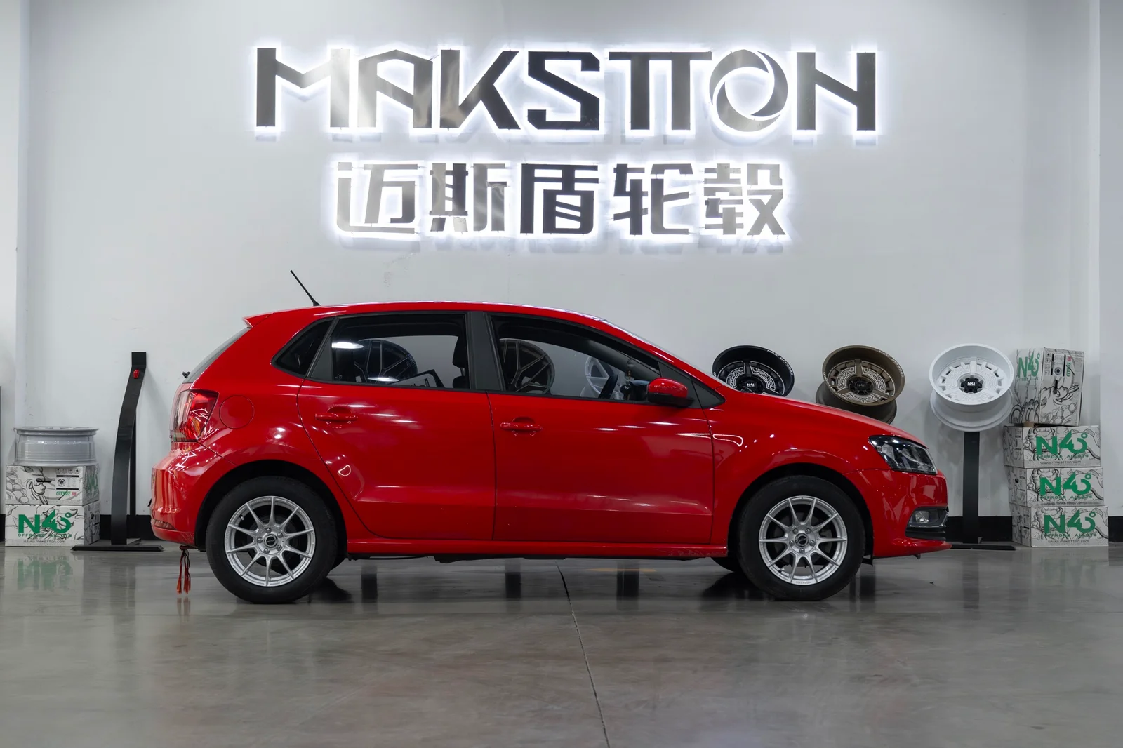 大众POLO搭载MAKSTTON FF FK75S 15寸轮毂实拍图