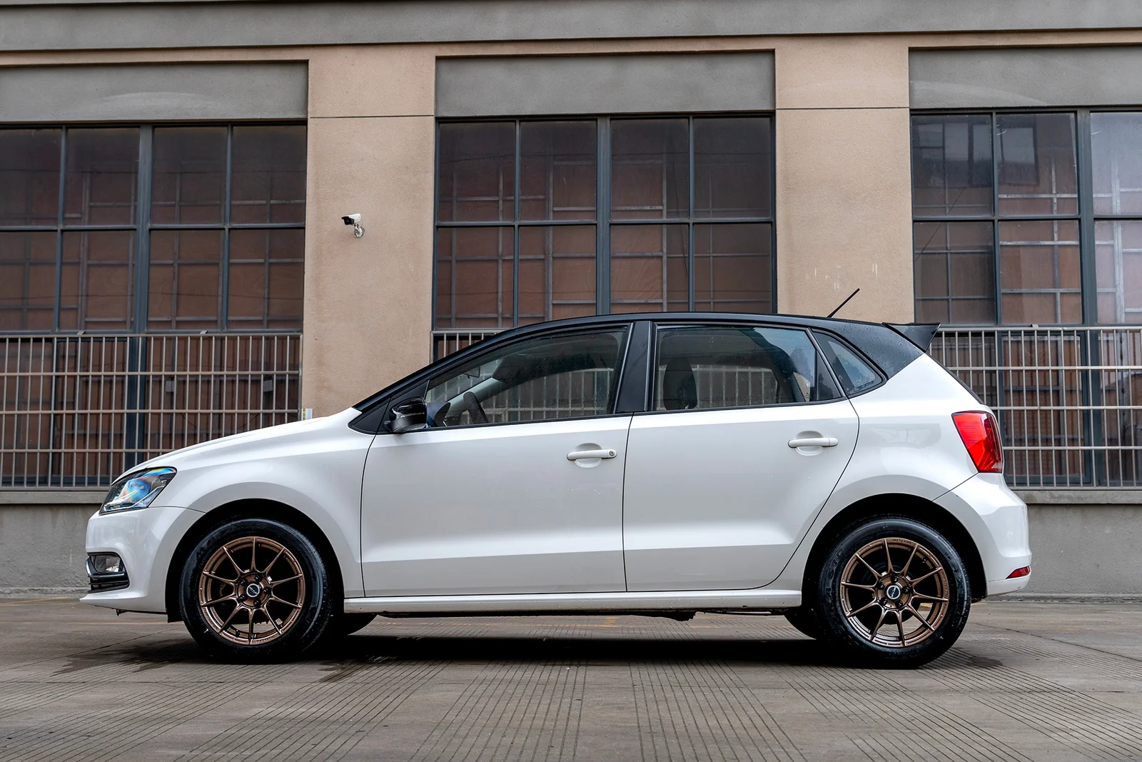 大众POLO搭载MAKSTTON FF FK75S 15寸轮毂实拍图