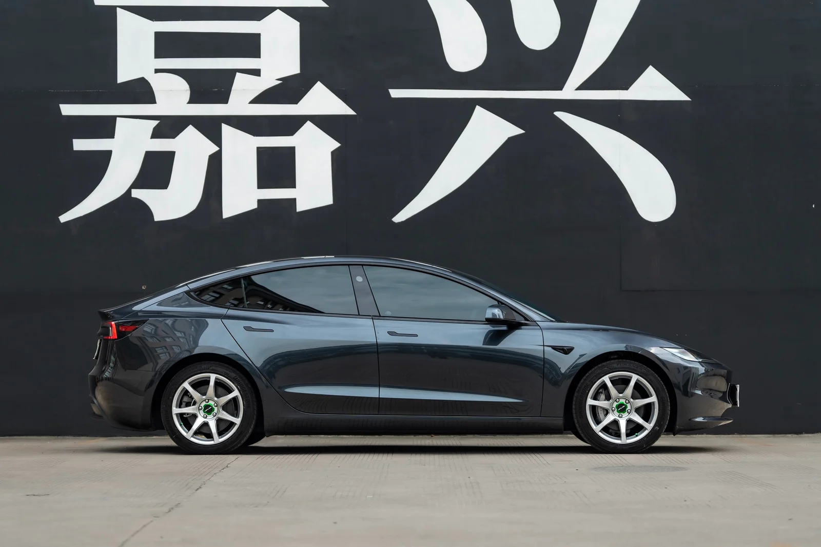 特斯拉Model3焕新版改装MAKSTTON FF MR718寸轮毂实拍图