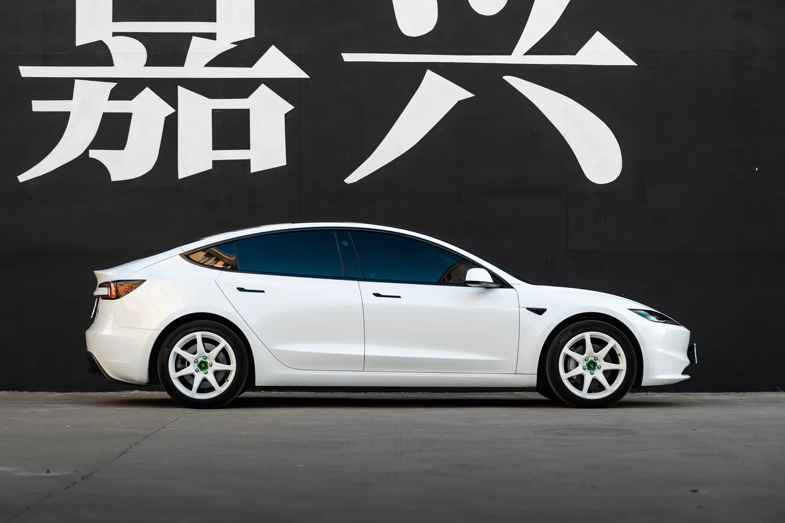 特斯拉Model3焕新版改装MAKSTTON FF MR718寸轮毂实拍图