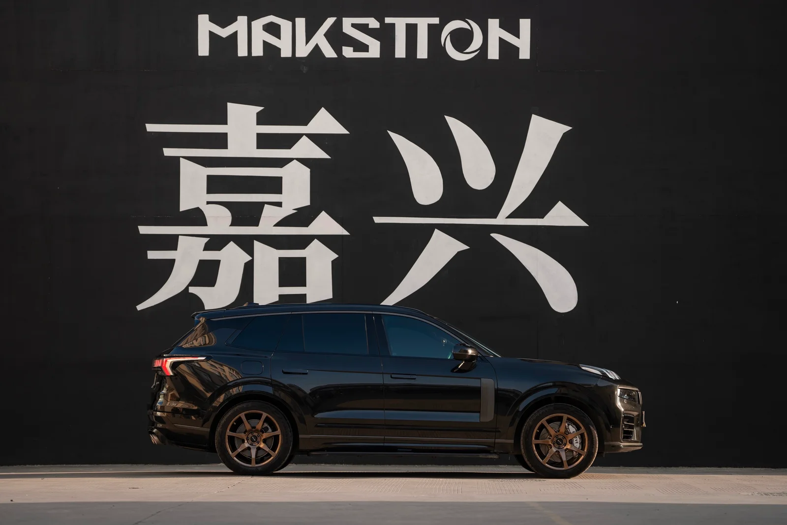 领克09搭载MAKSTTON FF MR7 20寸轮毂实拍图