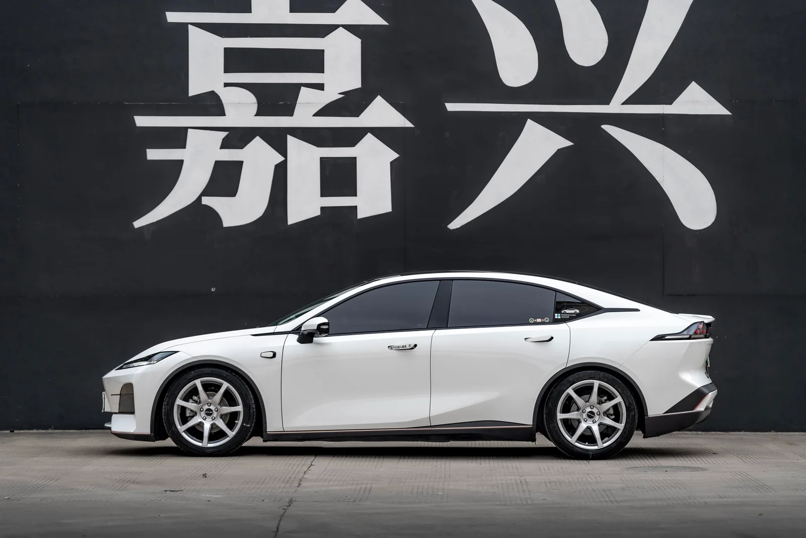 长安深蓝SL03搭载MAKSTTON FF MR7 19寸轮毂实拍图